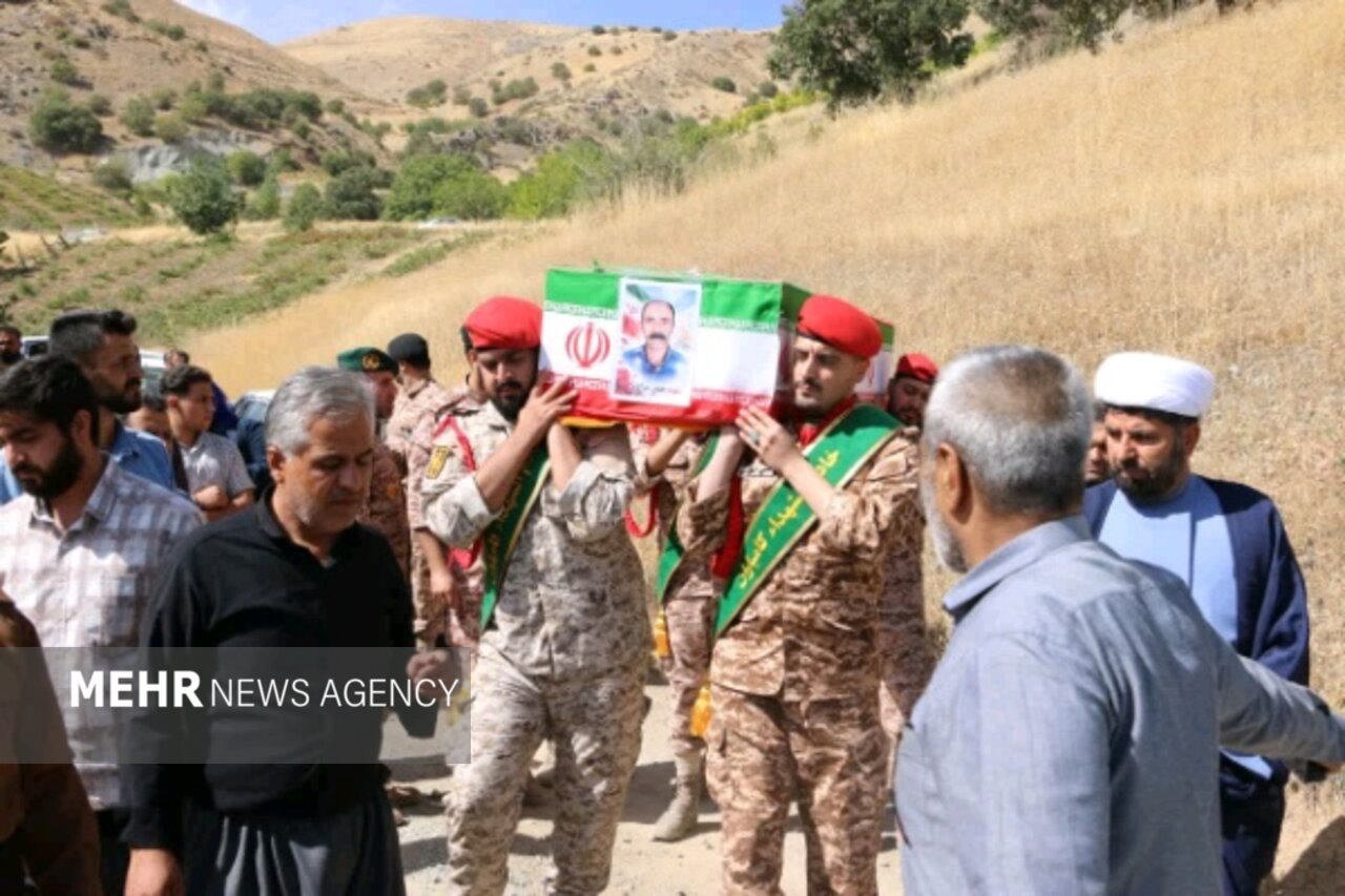 کامیاران به استقبال شهید حیدر مرادی رفت؛ پیکر شهید در زادگاهش آرام گرف