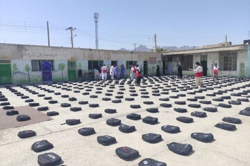 توزیع ۴۲۹ بسته نوشت افزار میان دانش‌آموزان خاش