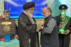 نشان خادمی مسجد جمکران بر سینه «جواد افشار» نشست