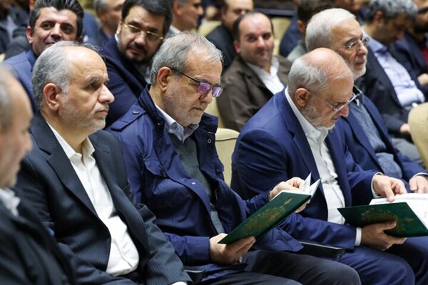 حضور پزشکیان در مراسم یادبود مرحوم احمد ناطق نوری