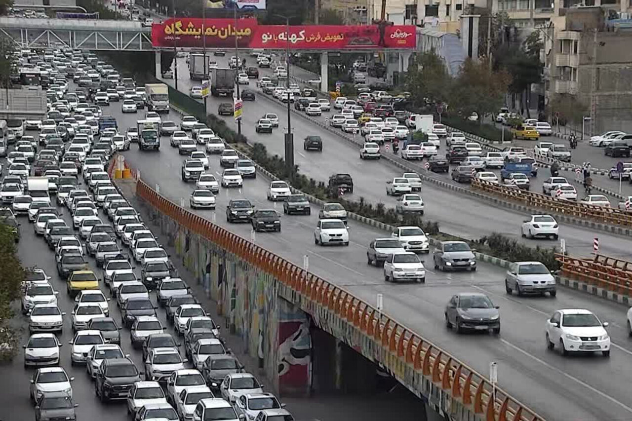 ترافیک سنگین در خیابانهای اصلی مشهد؛ رانندگان با احتیاط برانند ترافیک سنگین در خیابانهای اصلی مشهد؛ رانندگان با احتیاط برانند