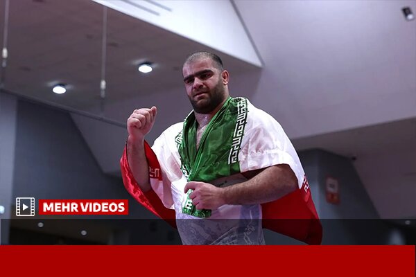 اهدای مدال و پخش سرود ملی پس از قهرمانی میرزازاده