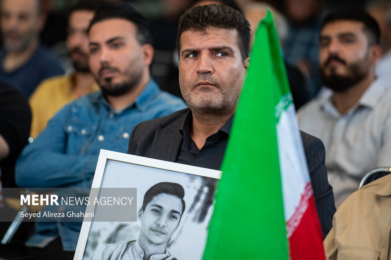 گرامیداشت شهدای جنگ و کودتای دی در تهران گرامیداشت شهدای جنگ و کودتای دی در تهران