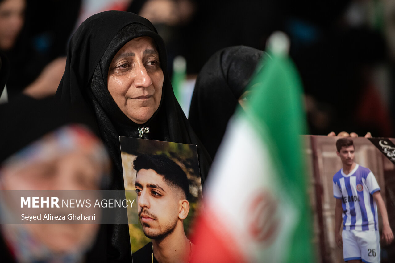گرامیداشت شهدای جنگ و کودتای دی در تهران گرامیداشت شهدای جنگ و کودتای دی در تهران