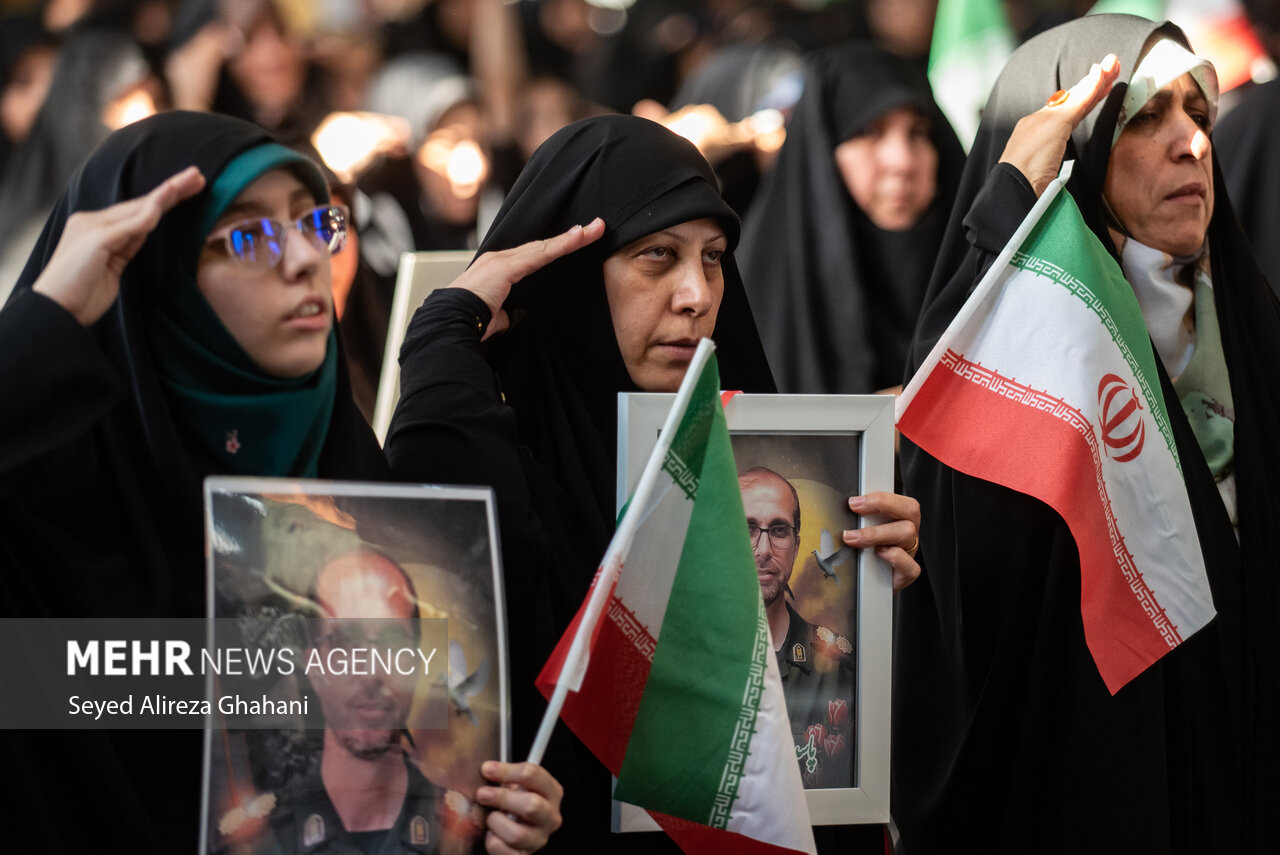 گرامیداشت شهدای جنگ و کودتای دی در تهران گرامیداشت شهدای جنگ و کودتای دی در تهران
