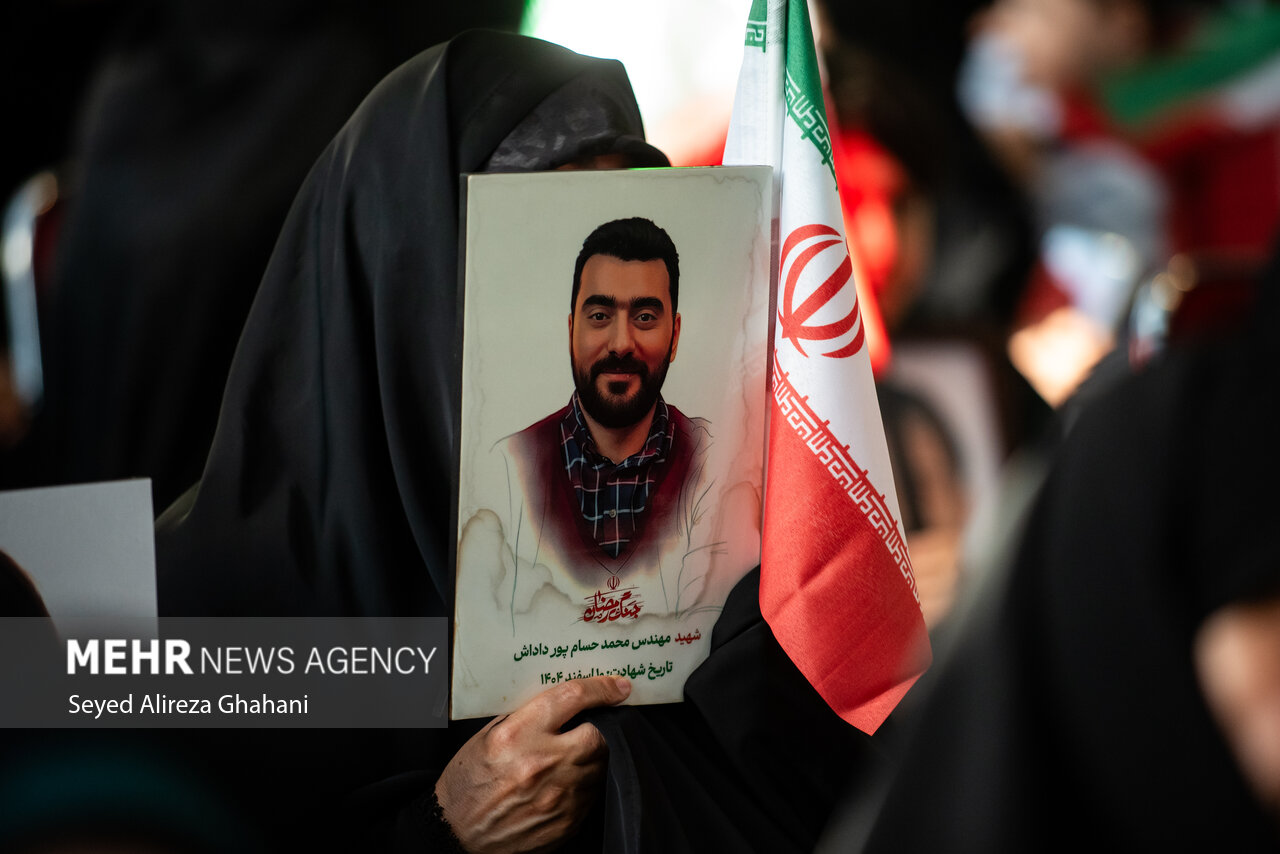 گرامیداشت شهدای جنگ و کودتای دی در تهران گرامیداشت شهدای جنگ و کودتای دی در تهران