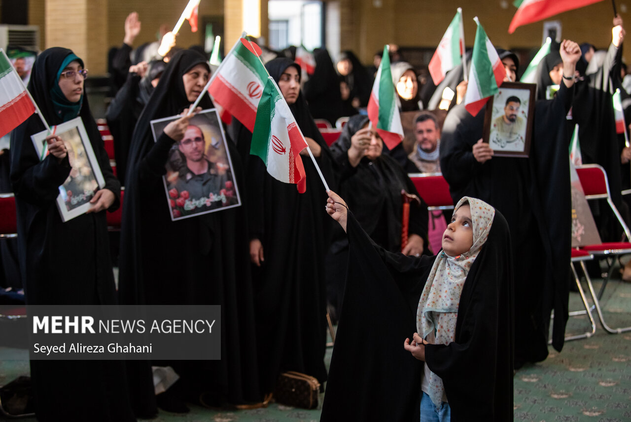 گرامیداشت شهدای جنگ و کودتای دی در تهران گرامیداشت شهدای جنگ و کودتای دی در تهران