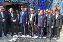 وزیر ارتباطات به شهدای استان سمنان ادای احترام کرد