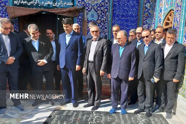 وزیر ارتباطات به شهدای استان سمنان ادای احترام کرد