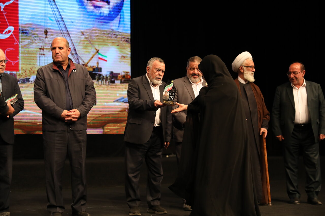 نکوداشت شهید صنیعخانی همزمان با اکران «ایستاده در کنار تیمز» نکوداشت شهید صنیعخانی همزمان با اکران «ایستاده در کنار تیمز»