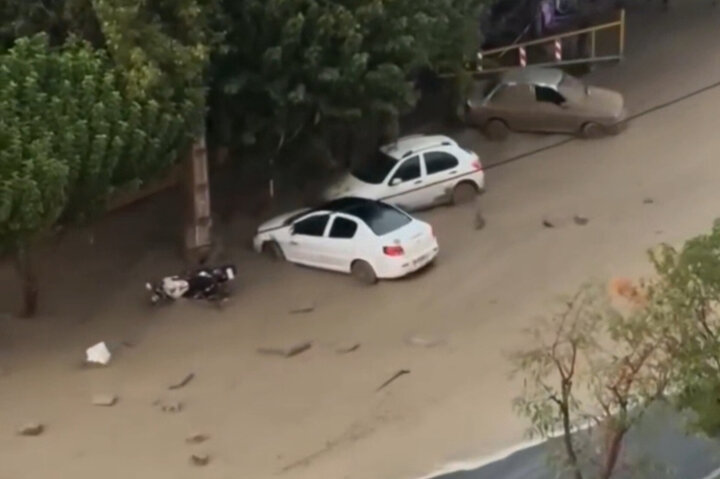 سیلاب در کرج تعدادی از خودروهای شهروندان را با خود برد