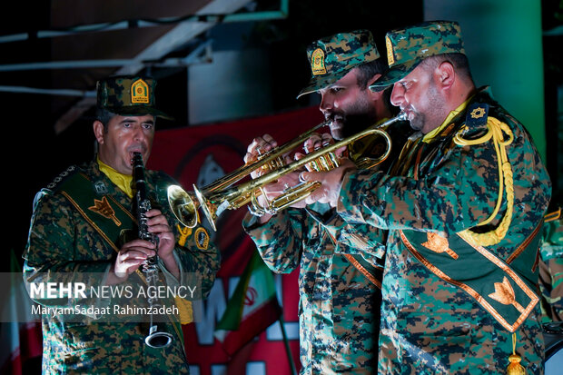 تجمع مردم <a href='https://sayeb.ir/tag/%d8%b4%db%8c%d8%b1%d8%a7%d8%b2'></div>شیراز</a> در میدان آئینی امام حسین(ع)