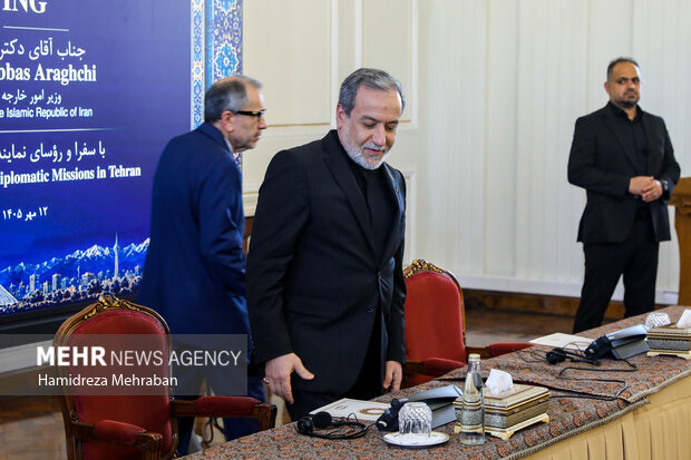 نشست وزیر امور خارجه کشورمان با سفرا و روسای نمایندگی‌های سیاسی در ایران