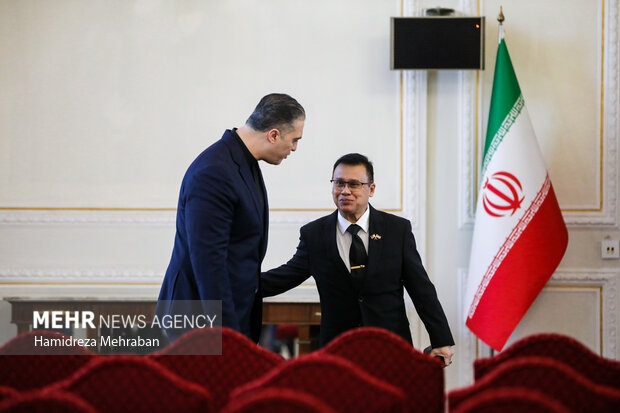 نشست وزیر امور خارجه کشورمان با سفرا و روسای نمایندگی‌های سیاسی در ایران