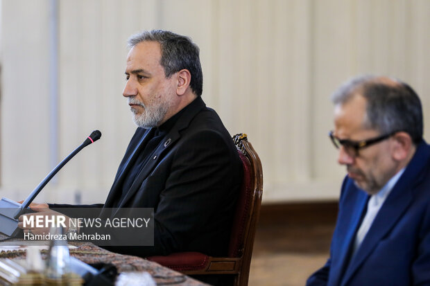 نشست وزیر امور خارجه کشورمان با سفرا و روسای نمایندگی‌های سیاسی در ایران