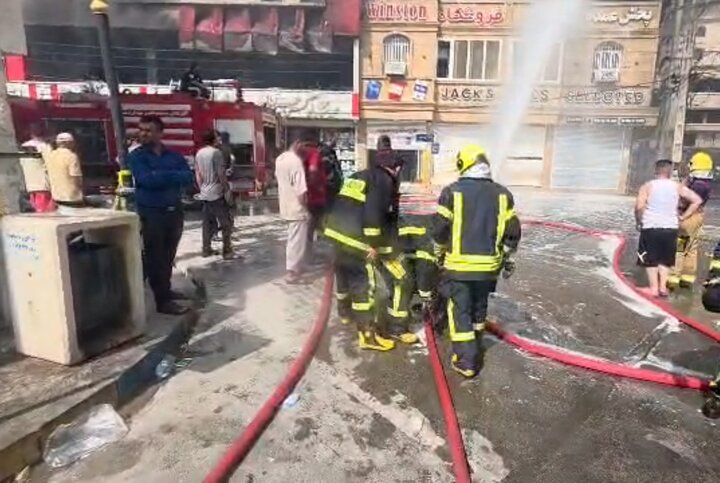 آتش‌سوزی در بازار عسلویه همچنان ادامه دارد