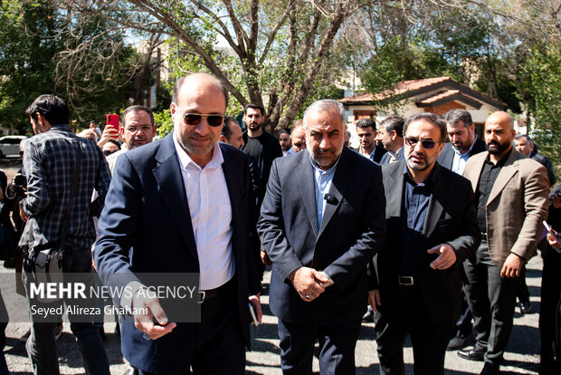 عملیات تخریب دیوارها و سردر ورودی زندان رجاییشهر