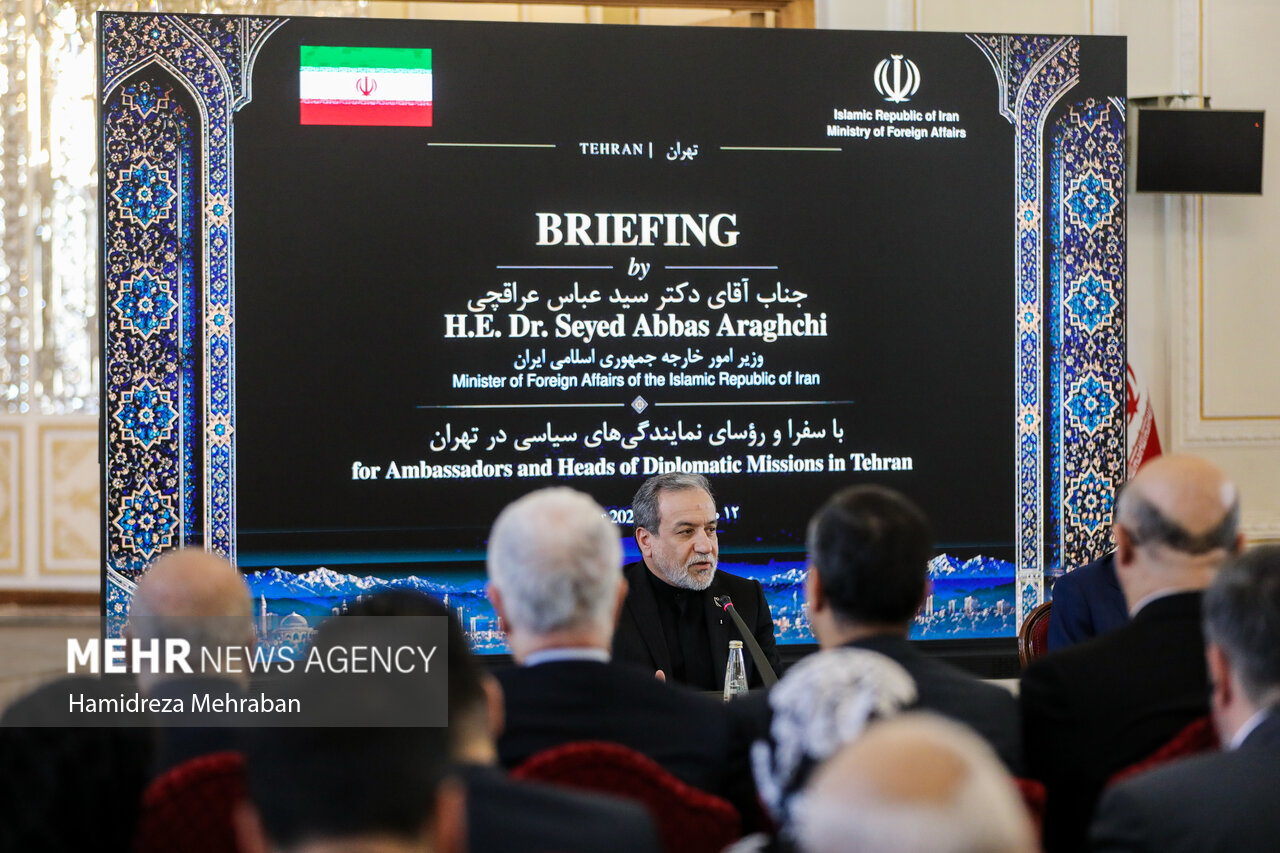 نشست وزیر امورخارجه با سفرا و روسای نمایندگی‌های سیاسی در ایران