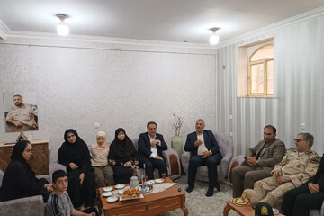 دیدار معاون رئیس‌جمهور با خانواده شهید جنگ رمضان در ایلام