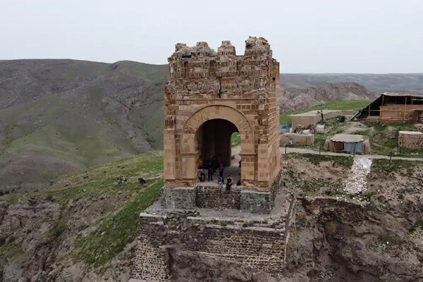 حمایت از سرمایه‌گذاری در قلعه ضحاک هشترود