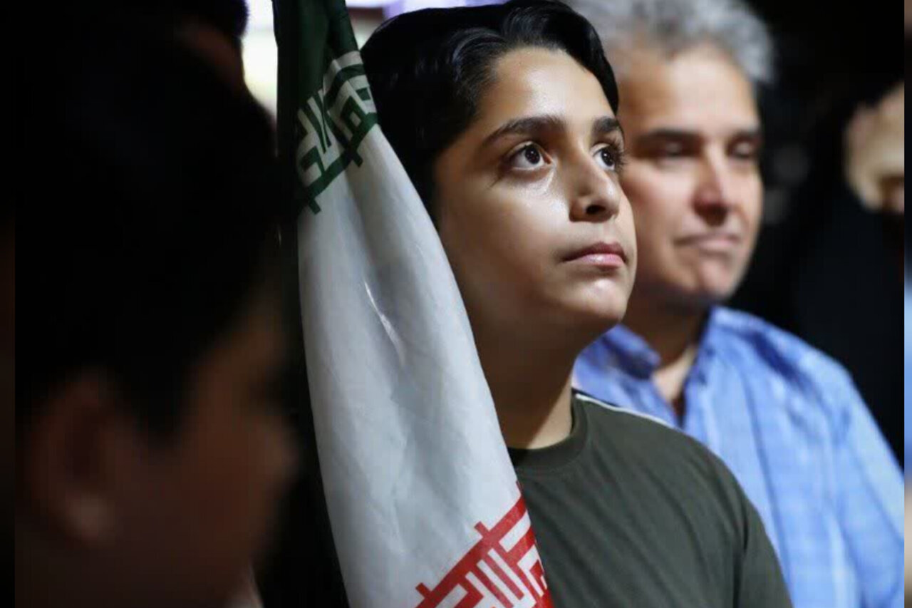 تجلیل از خادمان نظم و امنیت توسط دانش آموزان در اجتماعات شبانه کاشمر تجلیل از خادمان نظم و امنیت توسط دانش آموزان در اجتماعات شبانه کاشمر