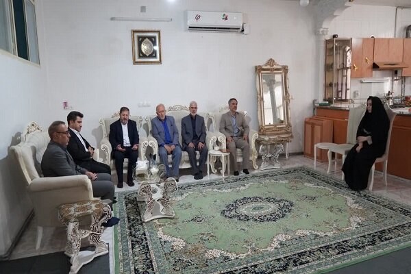 خانواده شهدا کانون ارزشها و چراغ راه نظام هستند