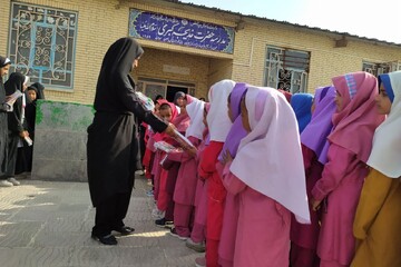 توزیع ۵۰۰ بسته نوشت افزار میان دانش‌آموزان دلگان
