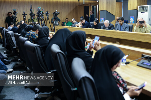 نشست خبری <a href='https://sayeb.ir/tag/%d8%b9%d9%84%db%8c-%da%a9%d8%a7%d8%b8%d9%85%db%8c'></div>علی کاظمی</a>، رئیس پژوهشگاه <a href='https://sayeb.ir/tag/%d9%82%d9%88%d9%87-%d9%82%d8%b6%d8%a7%db%8c%db%8c%d9%87'>قوه قضاییه</a> و <a href='https://sayeb.ir/tag/%d8%b3%d8%ae%d9%86%da%af%d9%88%db%8c-%d9%82%d9%88%d9%87-%d9%82%d8%b6%d8%a7%db%8c%db%8c%d9%87'>سخنگوی <a href='https://sayeb.ir/tag/%d9%82%d9%88%d9%87-%d9%82%d8%b6%d8%a7%db%8c%db%8c%d9%87'>قوه قضاییه</a></a>