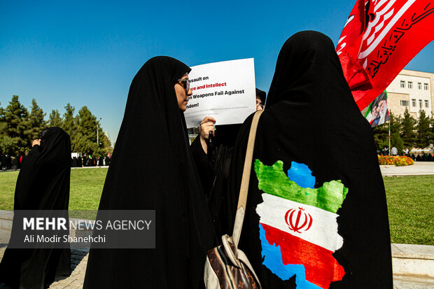 زنجیره انسانی «<a href='https://sayeb.ir/tag/%d8%ac%d8%a7%d9%86%d9%81%d8%af%d8%a7'></div>جان‌فدا</a>» در <a href='https://sayeb.ir/tag/%d9%85%d8%b4%d9%87%d8%af'>مشهد</a>