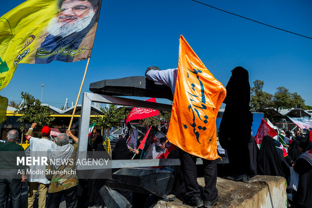 زنجیره انسانی «<a href='https://sayeb.ir/tag/%d8%ac%d8%a7%d9%86%d9%81%d8%af%d8%a7'></div>جان‌فدا</a>» در <a href='https://sayeb.ir/tag/%d9%85%d8%b4%d9%87%d8%af'>مشهد</a>