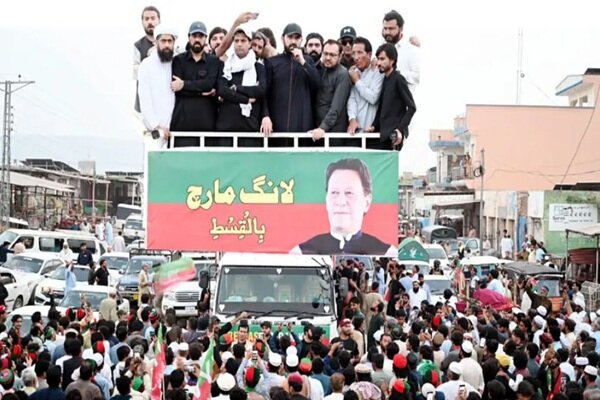 حرکت هواداران عمران‌خان به سمت اسلام‌آباد در سایه تدابیر شدید امنیتی