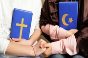 داستان کتابی که از گفت‌وگوهای یک روحانی و کشیش در کلیسا شروع شد