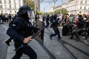 فرانس میں طلبہ کا احتجاج اور پولیس کی پرتشدد کاروائیاں؛ کیمروں کی آنکھ سے
