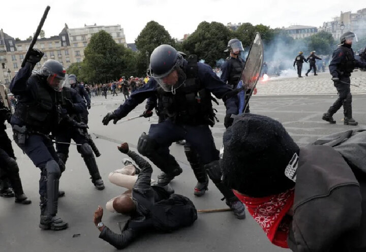 450k people partake in student protest in France