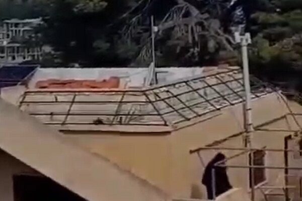 پهپاد اسرائیلی در تعقیب زن لبنانی در شهرک یاطر+فیلم پهپاد اسرائیلی در تعقیب زن لبنانی در شهرک یاطر+فیلم