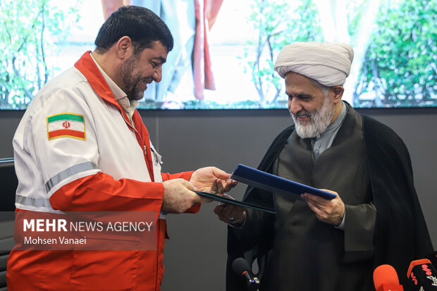 نشست امضای تفاهمنامه همکاری <a href='https://sayeb.ir/tag/%d8%b3%d8%a7%d8%b2%d9%85%d8%a7%d9%86-%d8%a8%d8%b3%db%8c%d8%ac'></div>سازمان بسیج</a> و هلال احمر