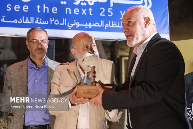 آیین رونمایی از سردیس <a href='https://sayeb.ir/tag/%d8%b4%d9%87%db%8c%d8%af'></div>شهید</a> <a href='https://sayeb.ir/tag/%d9%85%d9%82%d8%a7%d9%88%d9%85%d8%aa'>مقاومت</a>، سردار محمدسعید ایزدی