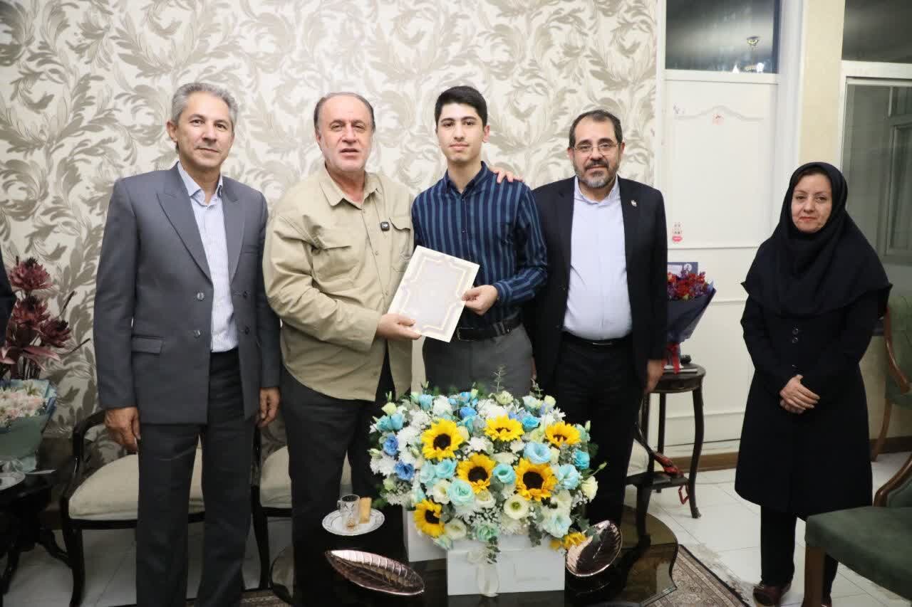 نایبرئیس مجلس از رتبههای برتر کنکور سراسری در همدان تجلیل کرد نایبرئیس مجلس از رتبههای برتر کنکور سراسری در همدان تجلیل کرد