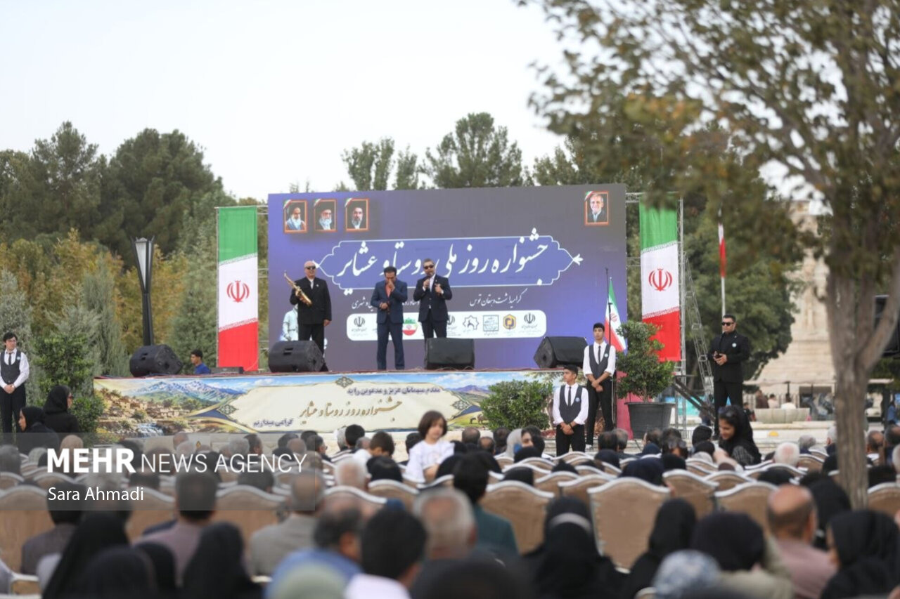 برگزاری جشنواره روز ملی روستا و عشایر در آرامگاه فردوسی