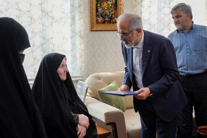 ادای احترام مدیرعامل بانک مسکن به مقام شامخ سپهبد شهید پاکپور
