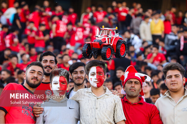 لیگ برتر فوتبال - تراکتور و استقلال