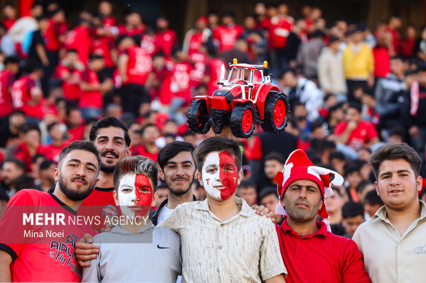 لیگ برتر فوتبال - تراکتور و استقلال