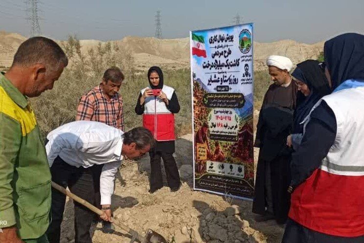 کاشت ۱۶۸ اصله درخت به یاد شهدای دانش آموز مدرسه میناب در اهرم