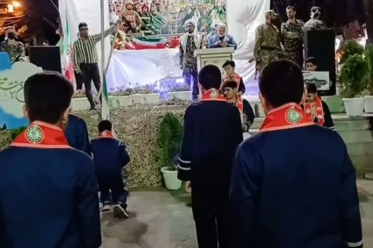 گزارش تحلیلی: دانش‌آموزان خوانساری پرچم ایران را به اهتزاز درآوردند | مهر - کد 7cde