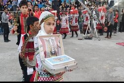 مراسم سنتی خنچه برون در جشنواره سیب شیروان برگزار شد