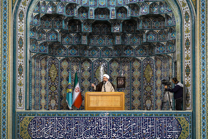 امام جمعه تبریز: حمایت مردم مسئولیت دولت در قبال معیشت را بیشتر می‌کند