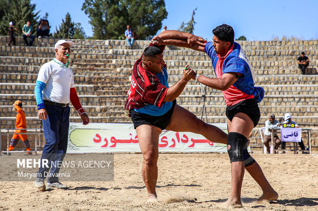 مسابقات کشتی با چوخه در بجنورد