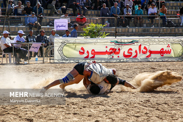 مسابقات کشتی با چوخه در بجنورد