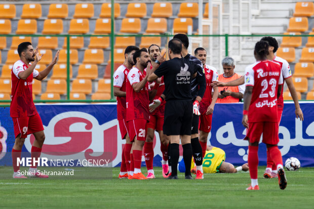 لیگ برتر فوتبال - پرسپولیس و صنعت نفت آبادان