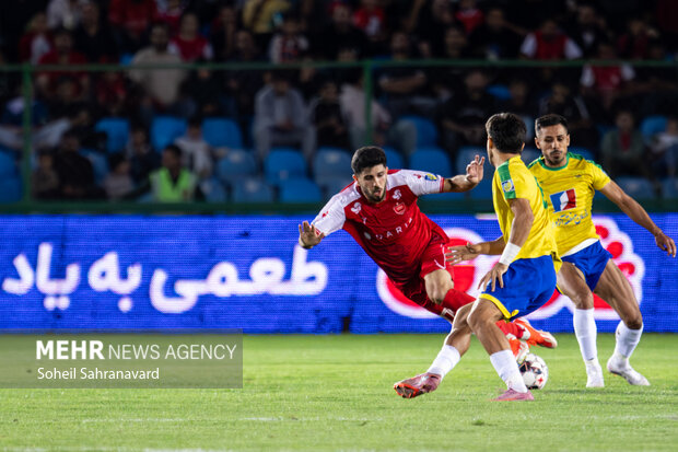 لیگ برتر فوتبال - پرسپولیس و صنعت نفت آبادان
